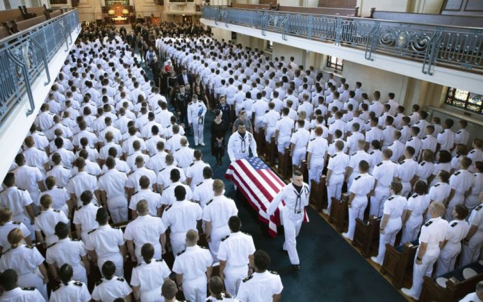 McCain valitsi itse hautapaikkansa, joka sijaitsee hänen vanhan ystävänsä ja opiskelutoverinsa, amiraali Chuck Larsonin vieressä. LEHTIKUVA/AFP