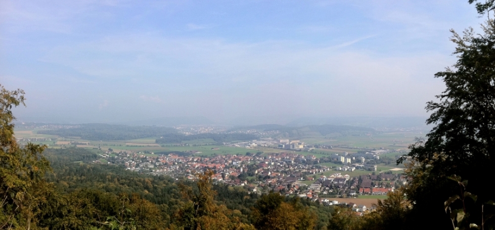  Sveitsin Birr ja muutama muukin kaupunki Bruneggissä  sijaitsevan Chestenbergin huipulta nähtynä.