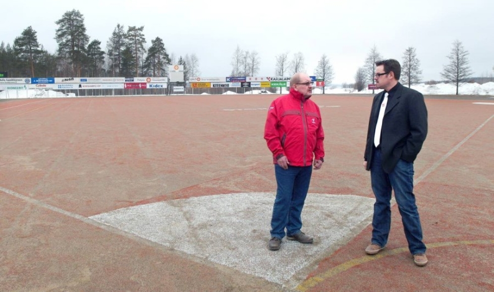 Kiteen Pallon uusi puheenjohtaja Veini Haapasalo ja seuran toiminnanjohtaja Jarmo Timonen ovat tyytyväisiä siihen, että kauan vireillä ollut kenttäremontti vihdoin toteutuu.