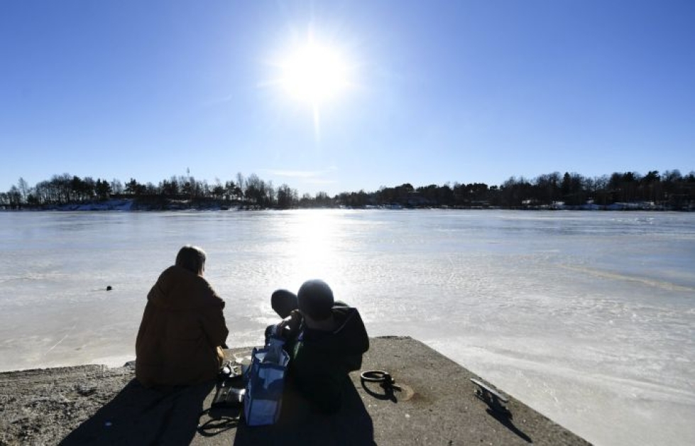 Ulkoilijat nauttivat auringosta piknikillä Helsingissä viikonloppuna. LEHTIKUVA / VESA MOILANEN