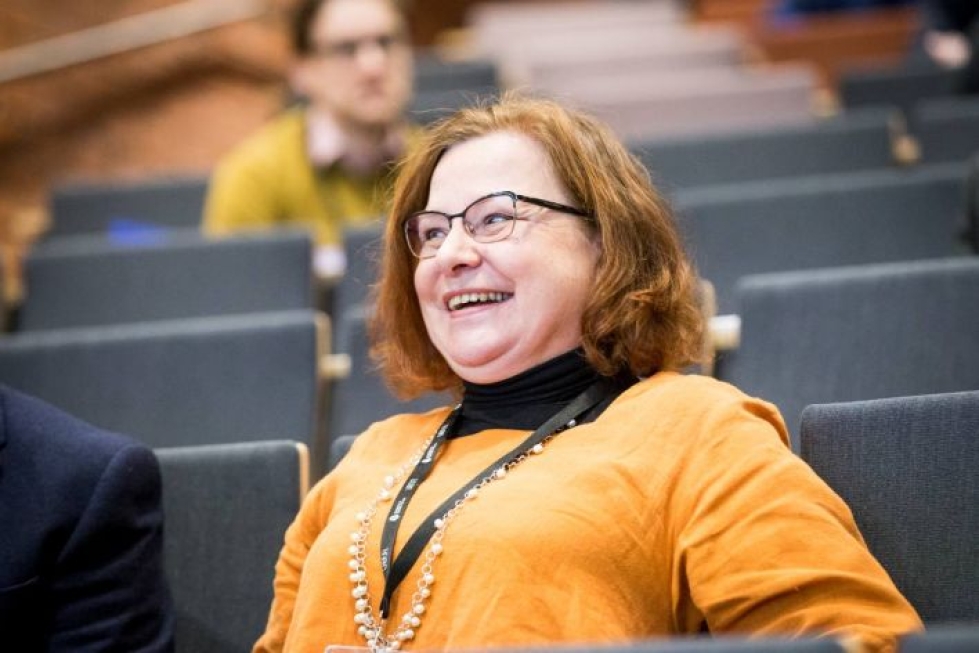 Kirsi Peltonen toimii Helsingin yliopistossa dosenttina ja Aalto-yliopistossa vanhempana lehtorina.