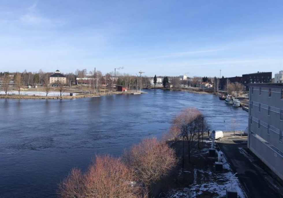 Pielisjoki virtasi Joensuun kohdalla sulana 8. huhtikuuta.