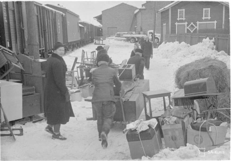 Joensuun rautatieasema täyttyi evakuoitujen tavaroista talvisodan jälkeen. Talvisodan alta kaikki rajan asukkaat eivät ehtineet evakkoon.