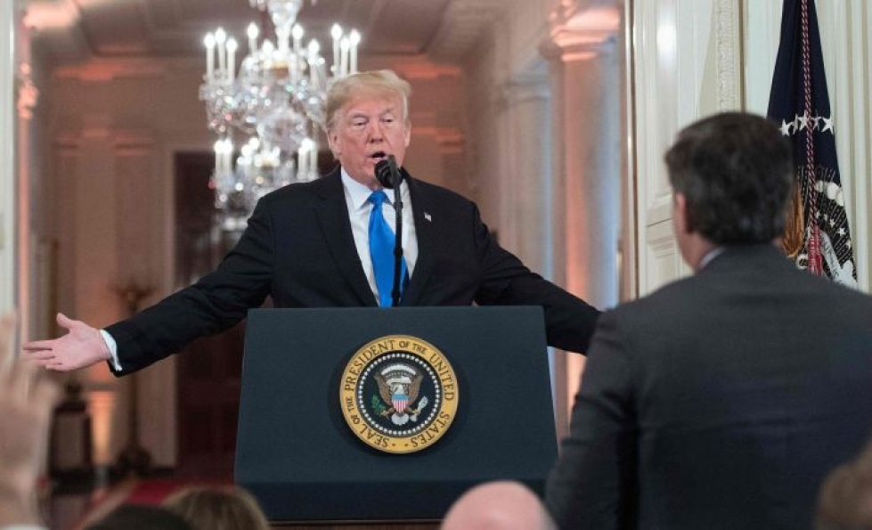 Presidentti Donald Trump kimmastui 7. marraskuuta Valkoisen talon lehdistötilaisuudessa toimittaja Jim Acostan kysymyksistä. LEHTIKUVA/AFP