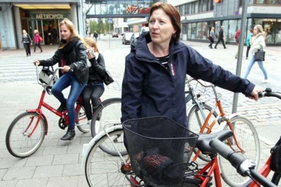 Paljon pyöräilevä Eila Mononen sanoo, että Joensuussa pyörätelineitä on liian vähän ja monet telineistä ovat huonoja.