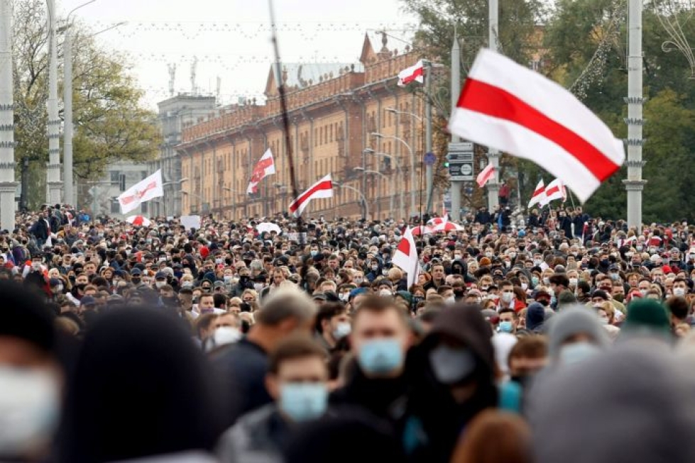 Ainakin 100 000 ihmistä osoitti eilen mieltään Minskissä Lukashenkaa vastaan, kertoivat uutistoimisto AFP ja opposition edustajat. LEHTIKUVA/AFP