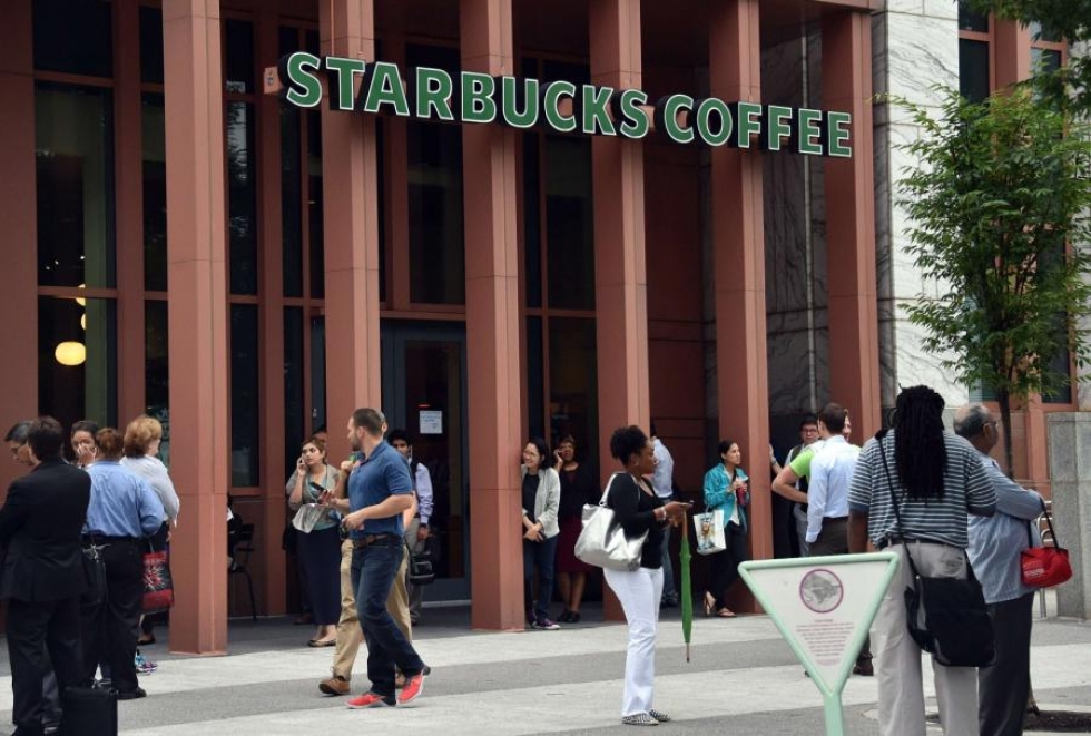 Starbucks ilmoitti palkkaavansa 10 000 pakolaista protestiksi maahantulokiellolle. LEHTIKUVA/AFP
