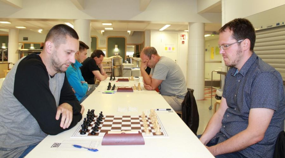 Dimitri Skljarov (vas.) aloittamassa otteluaan Yrjö M. Jouhkia vastaan. Toisena parina ovat keskellä vasemmalla Bazen Radkov ja Aleksander Dokutshajev, takana vasemmalla Sergei Ivanov.