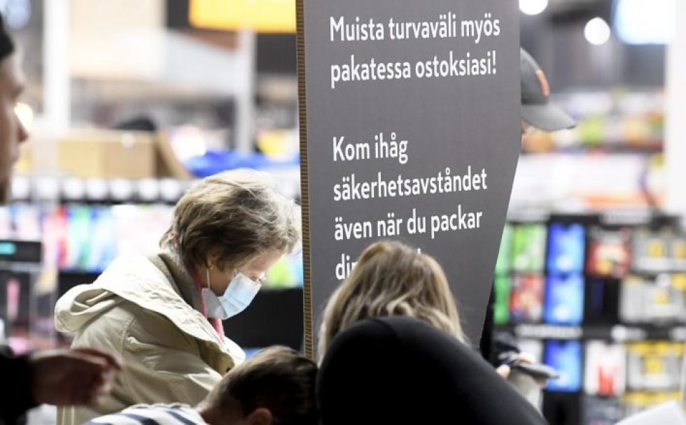 Uusia koronavirustartuntoja on kahden viime viikon aikana raportoitu Suomessa yli tuhat, kun edellisellä kahden viikon jaksolla niitä oli hieman yli 500.  LEHTIKUVA / VESA MOILANEN