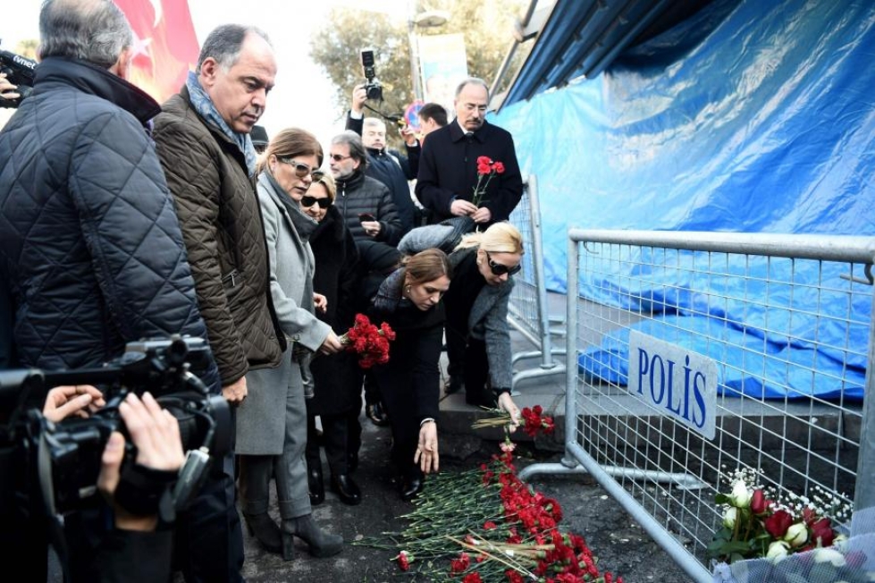 Istanbulilaisen yökerhon edustalle on tuotu paljon kukkia uhrien muistamiseksi. LEHTIKUVA/AFP