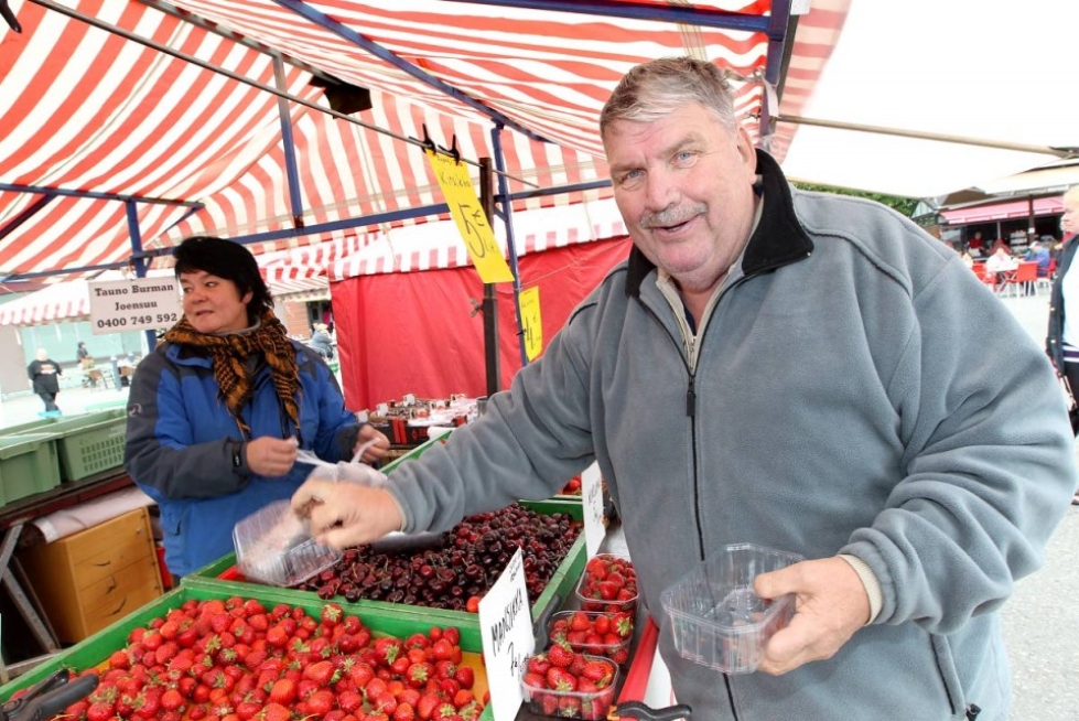 Mirja Mölsä ja Tauno Burman myivät mansikkaa Joensuun torilla koleasta säästä huolimatta.