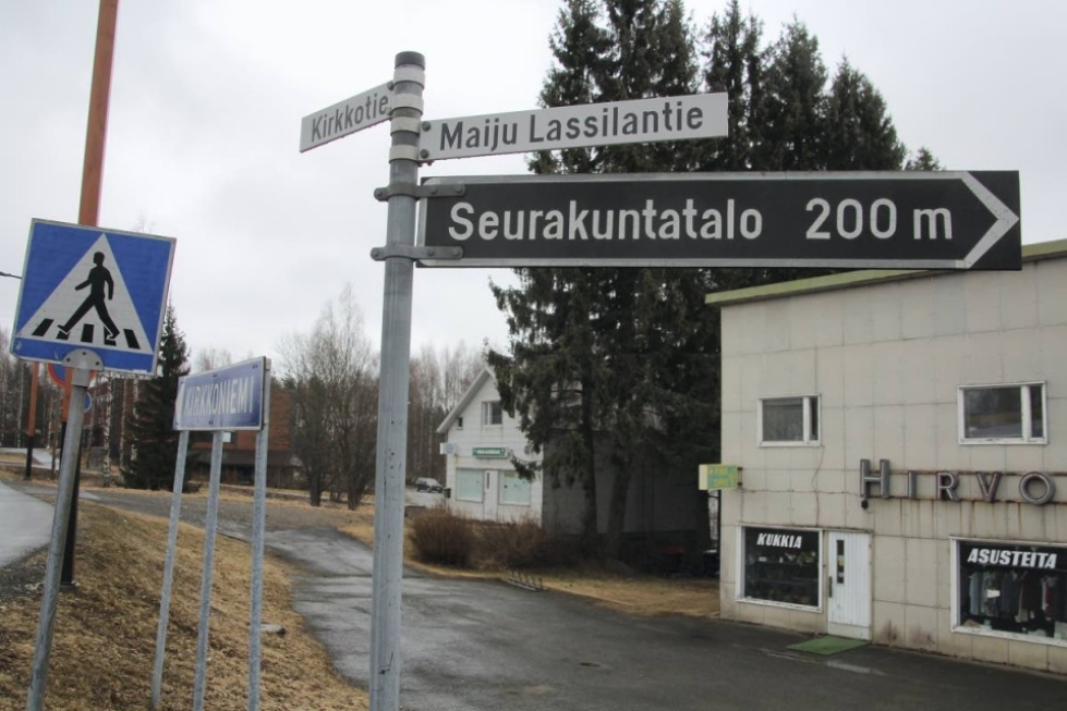 Tohmajärvellä sijaitsee jo Maiju Lassilantie, ja osa risteyksestä vasemmalle lähtevästä Kirkkotiestä oli tarkoitus nimetä Katri Helenan raitiksi.