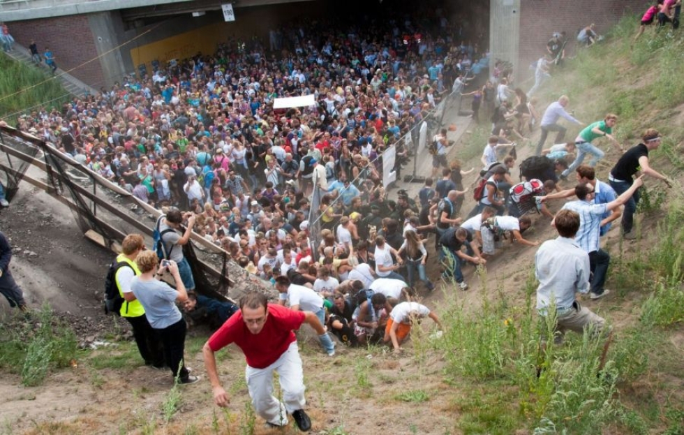 Teknofestivaalilla kuoli 21 ihmistä ja yli 500 loukkaantui, kun festivaalialueen sisäänpääsyportilla syntyi paniikki väentungoksessa. LEHTIKUVA/AFP