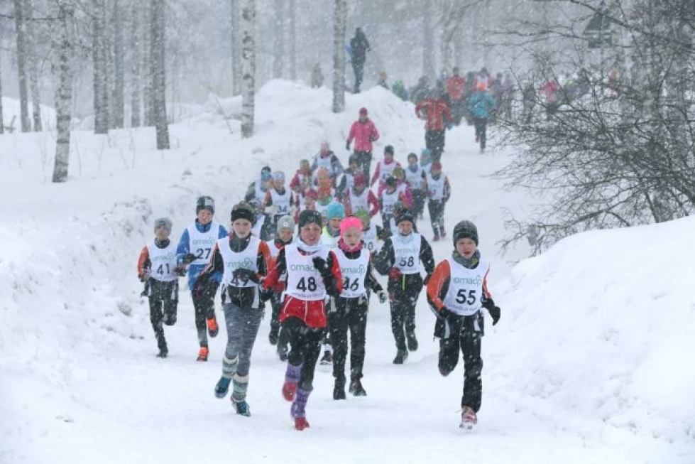 Noora Tiilikainen, Aada Rautiainen ja Milo Kuivalainen pinkoivat etunenässä poikkeuksellisen lumisessa Malmijuoksussa 12-vuotiaiden sarjassa.