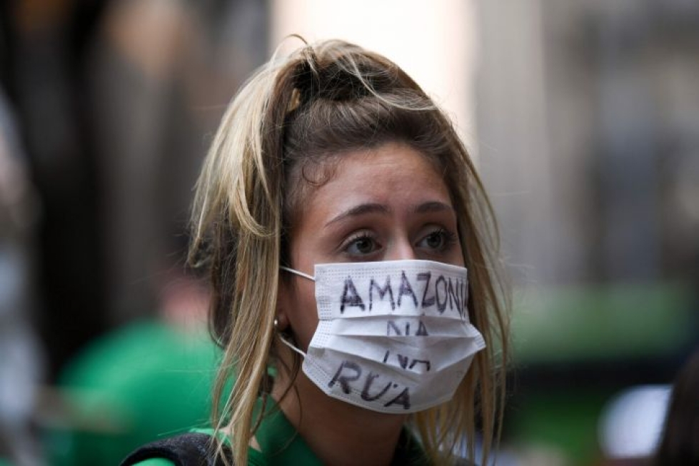 Perjantaina ilmastomarsseille osallistui tuhansia ihmisiä ympäri maapalloa. Myös Brasilian Rio de Janeirossa marssittiin ilmastotoimien puolesta. Lehtikuva/AFP