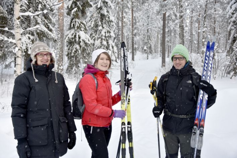Hanna Laukkanen (keskellä) opetti torstaina lontoolaista Stephen Prioria (oik.) hiihtämään. Minna Murtonen on Laukkasen työnantaja. 