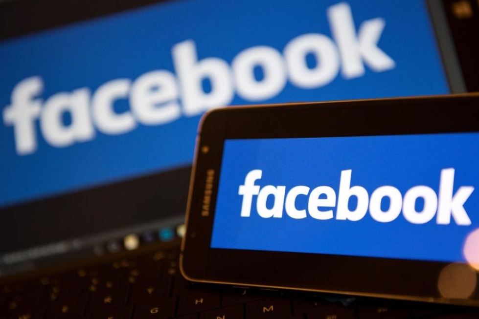 Facebook alkaa muun muassa testata toimintoa, jossa käyttäjät voivat raportoida valeuutiseksi epäilemästään linkistä.  LEHTIKUVA/AFP