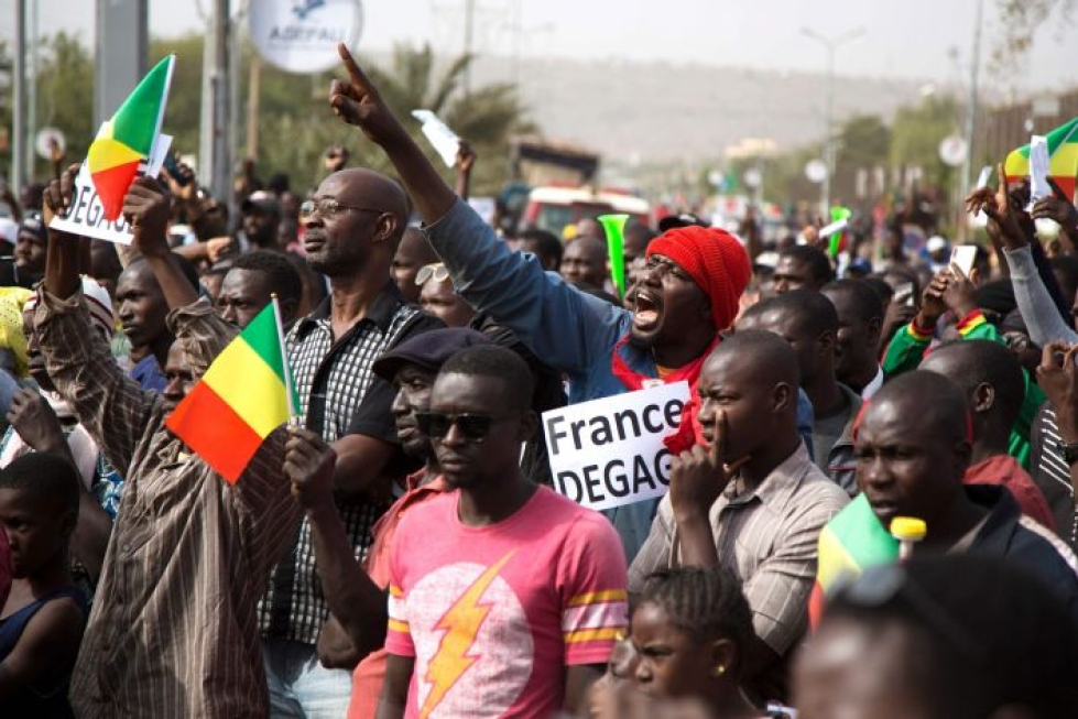 Mielenosoituksessa Malissa paikalliset vaativat Ranskan sotilasjoukkoja pois maasta. Ranska on osallistunut Sahelissa jihadismin vastaiseen taisteluun.