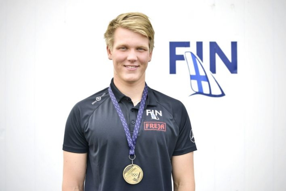 Oskari Muhonen voitti alle 23-vuotiaiden maailmanmestaruuden myös kaksi vuotta sitten. Hän juhli mitaliaan Helsingissä 30. elokuuta 2017. LEHTIKUVA / AKU HÄYRYNEN