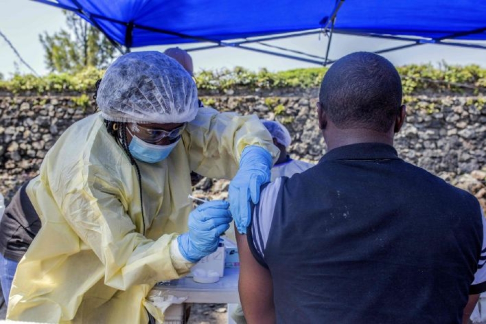 Miestä rokotetaan ebolaa vastaan Goman kaupungissa Kongon demokraattisessa tasavallassa heinäkuussa. LEHTIKUVA / AFP