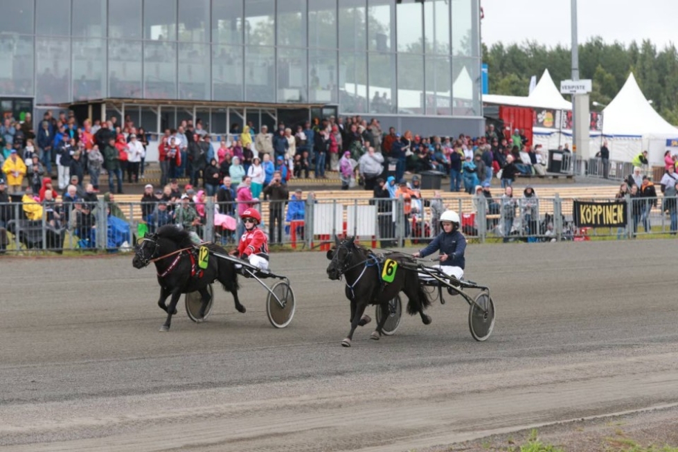 Orimattilalaisen Heidi Nikusen numerolla 6 kisannut Jumi voitti ensimmäisen ponilähdön ja teki samalla uuden kolmivuotiaiden tammojen Suomen ennätyksen. Ohjastajana Julia Kiukas.