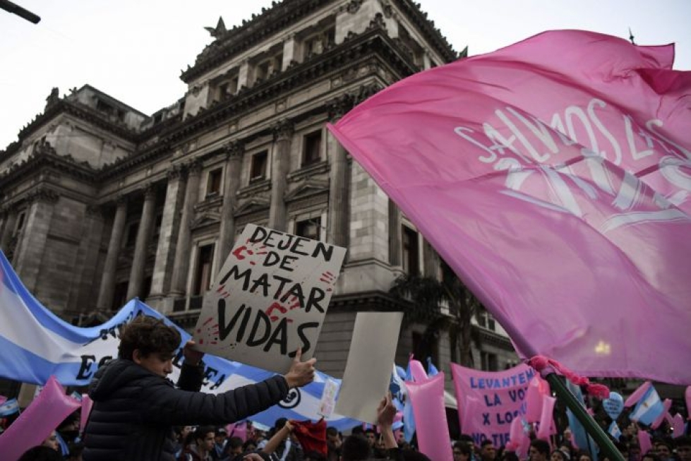 Argentiinan nykyinen aborttilaki sallii abortin vain, jos äiti on hengenvaarassa tai jos raskaus on seurausta raiskauksesta. LEHTIKUVA/AFP