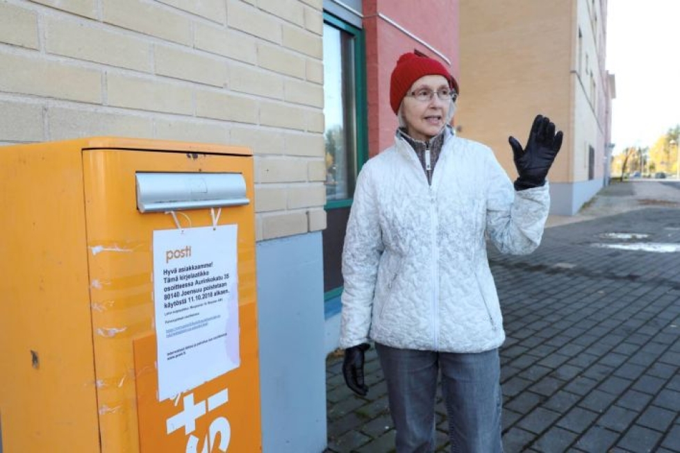 Kirjelaatikoita vähennetään myös Joensuun kaupunkialueelta. Vasta Marjalaan muuttanut Helena Kunnari, 72, ei ollut ehtinyt huomata kirjelaatikon poistamisesta kertovaa infolappua. - Tietysti toivoisin, että laatikko säilyisi. Nämähän palvelevat meitä kaikkia, hän sanoi asiasta kuultuaan.