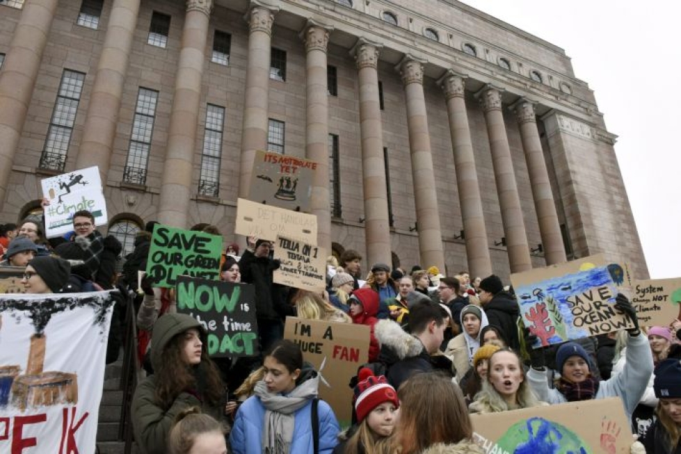 Koululaiset osoittivat mieltään ilmastomuutosta vastaan perjantaina. LEHTIKUVA / Heikki Saukkomaa
