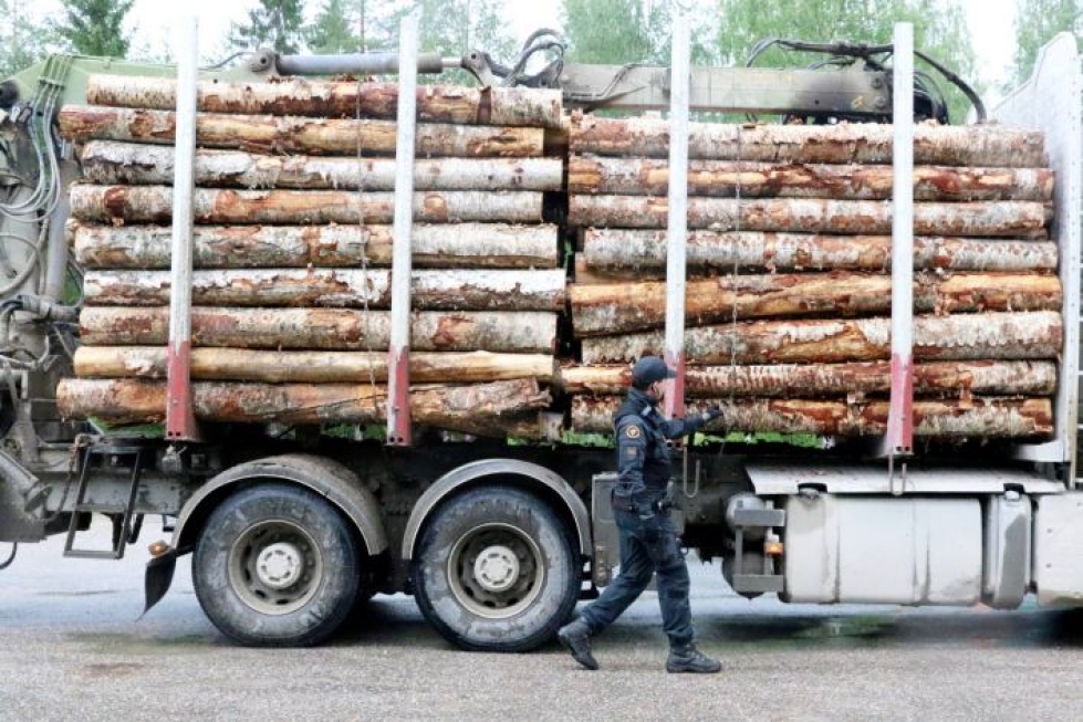 Puuta kuljetetaan Suomen ja Venäjän rajan yli muun muassa Lieksassa sijaitsevan Inarin rajanylityspaikan kautta.