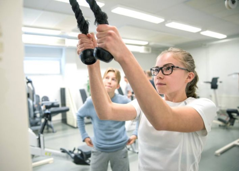 Pyhäselän koulun 8. luokan oppilaat Iida Sallinen ja Juuso Miettinen harrastavat molemmat hiihtoa. Toisesta on kiva ottaa mittaa myös liikuntatunnilla, he sanovat.