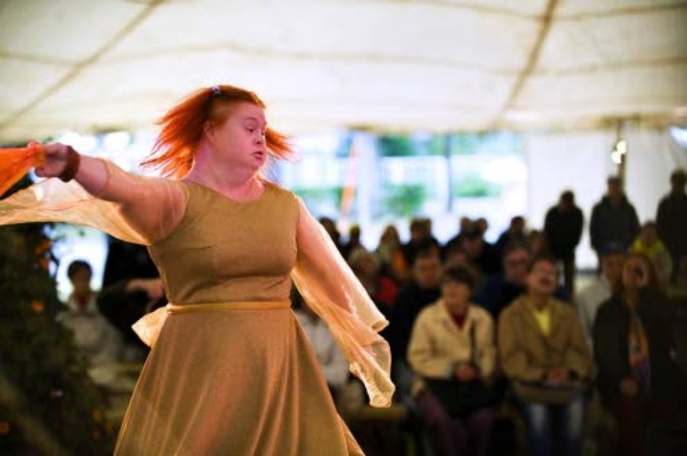 Hanna Rajapolvi heittäytyi tanssin vietäväksi Parafestissä viime vuonna. Lapsesta asti tanssia harrastaneen Rajapolven mielestä oli ihanaa päästä esiintymään muille.