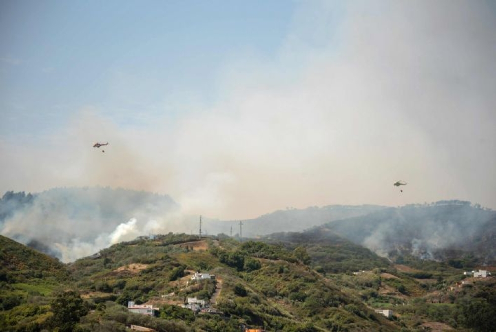 Helikopterit ovat apuna tulipalojen sammuttamsiessa Gran Canarialla.