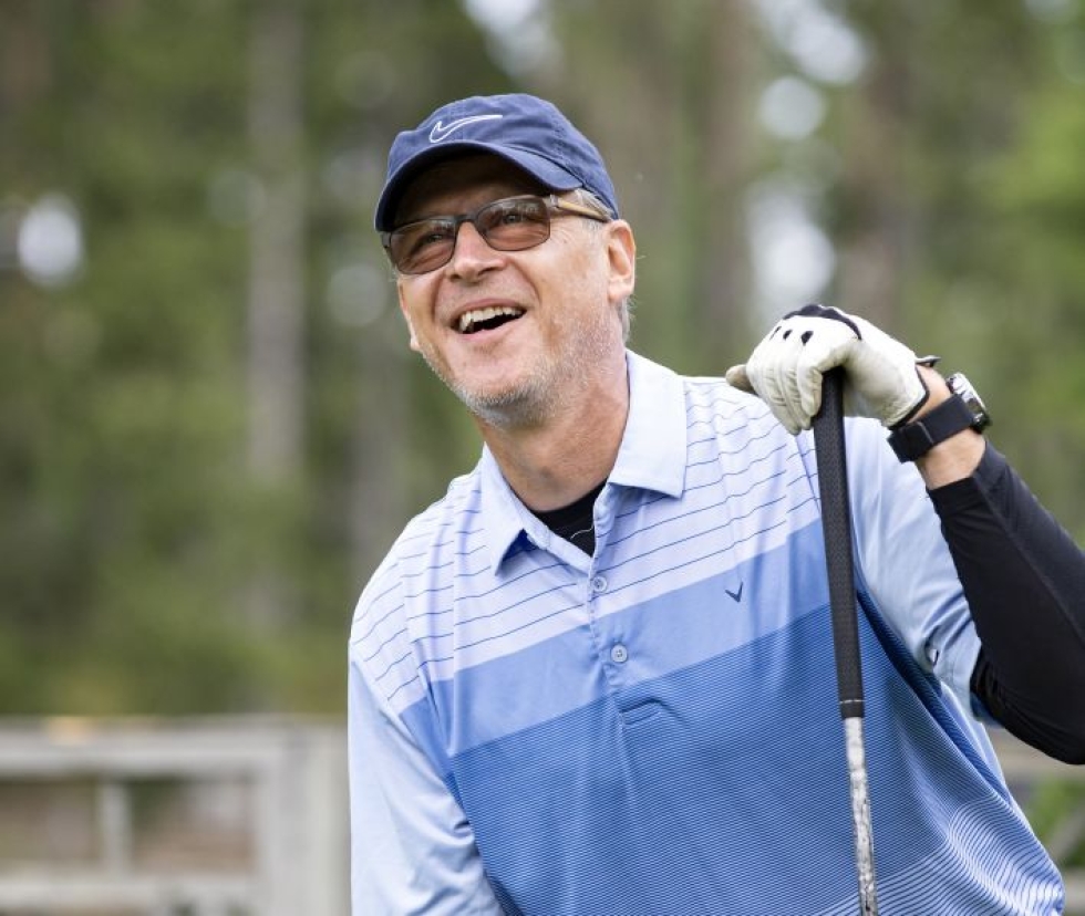 Markku Kanerva ei mieti työasioita golfatessaan.