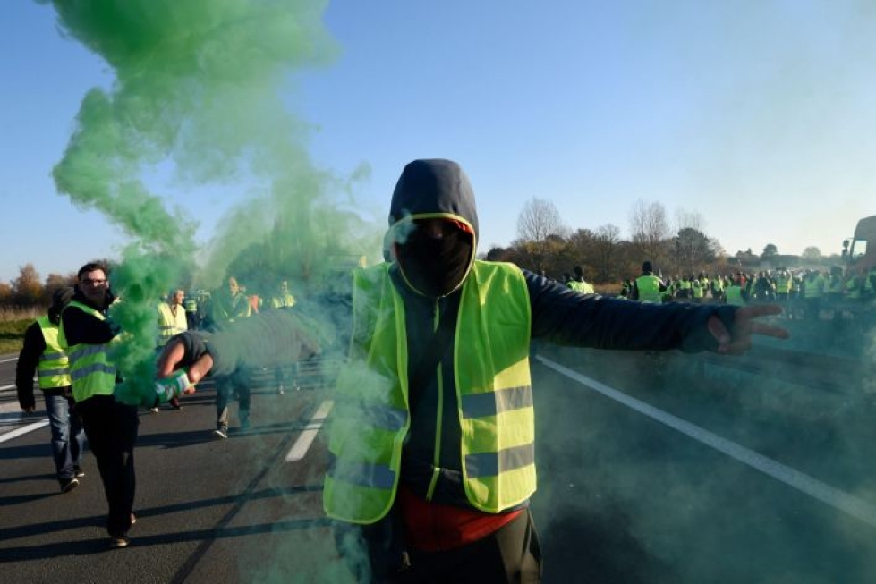 Ranskassa bensaprotestointi on saanut liikkeelle toistasataatuhatta mielenosoittajaa. LEHTIKUVA/AFP