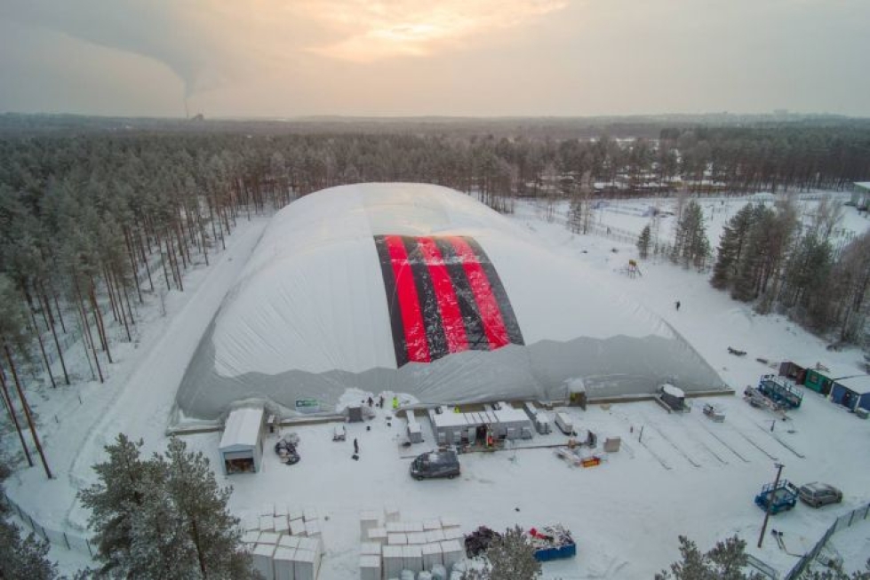 Rantakylän liikuntahalli nousi lumen alta täyteen mittaansa tiistaina.