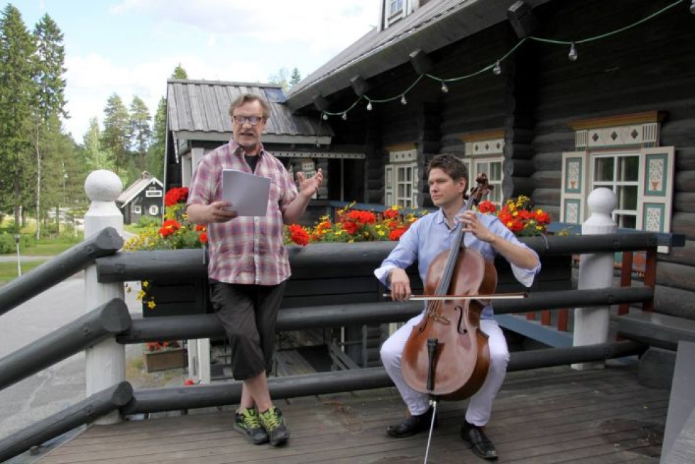 Esko Kovero lausuu salattuja kansanrunoja ja Jussi Makkonen soittaa Bachin sarabandeja Bomballa perjantai-iltana karjalaisten pitojen jälkeen.