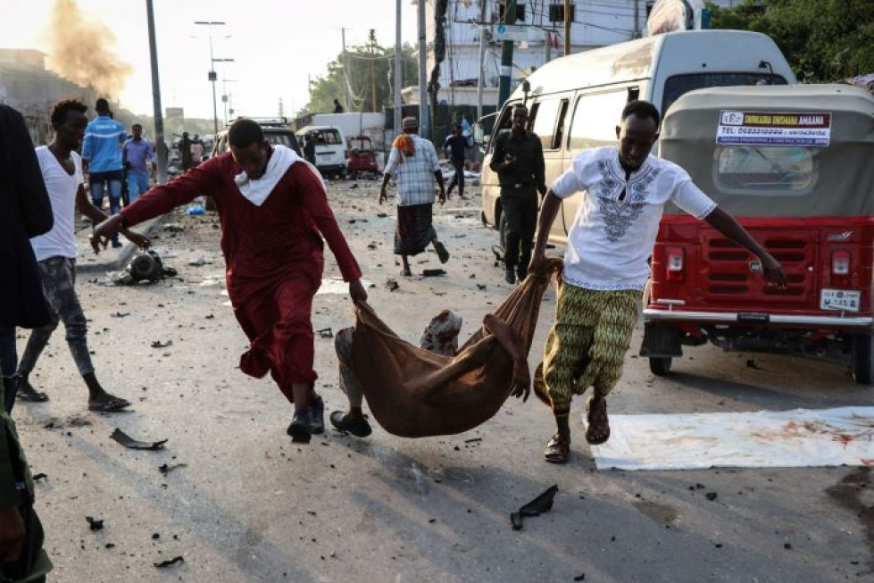 Haavoittunutta vietiin hoidettavaksi perjantaina Somalian pääkaupungissa Mogadishussa. LEHTIKUVA/AFP