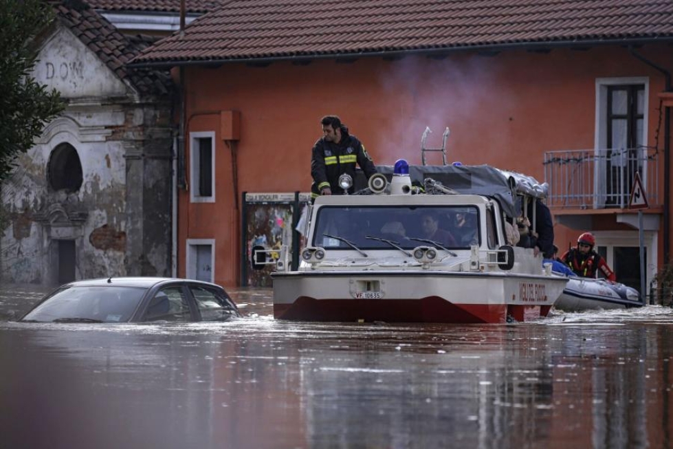 Italiassa Moncalierissa lähellä Torinoa rankat sateet ovat aiheuttaneet myös tulvia. LEHTIKUVA/AFP