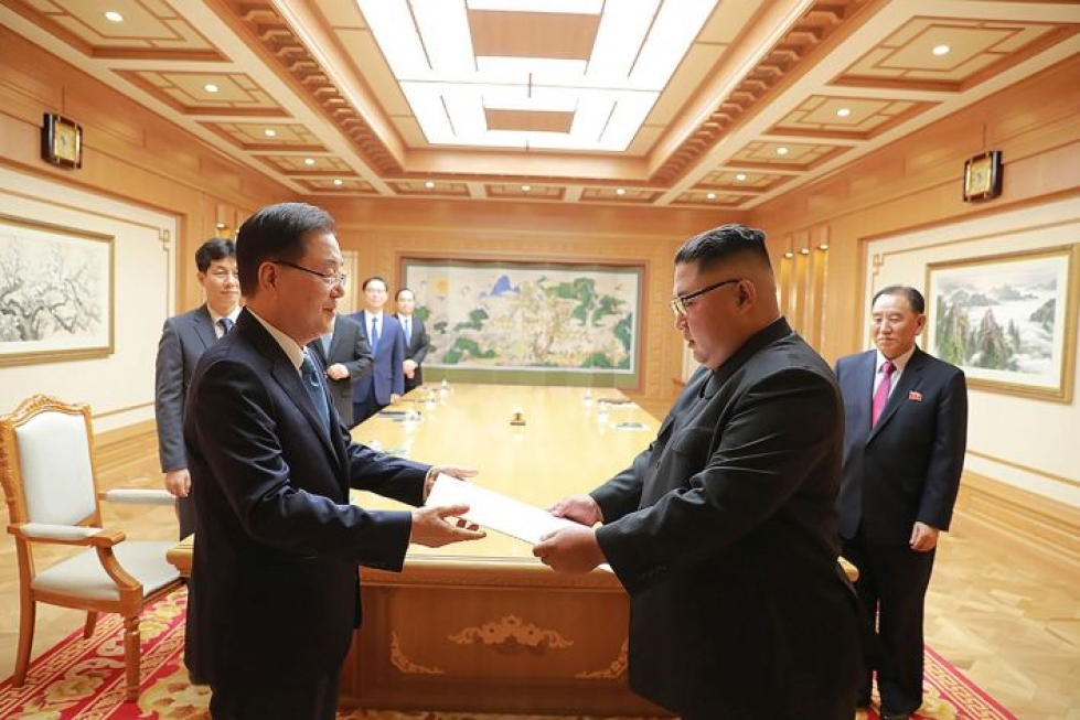 Pohjois-Korean valtion uutistoimisto KCNA kertoo maan johtajan Kim Jong-unin vakuuttaneen delegaatiolle sitoutumistaan ydinaseriisuntaan.  LEHTIKUVA/AFP