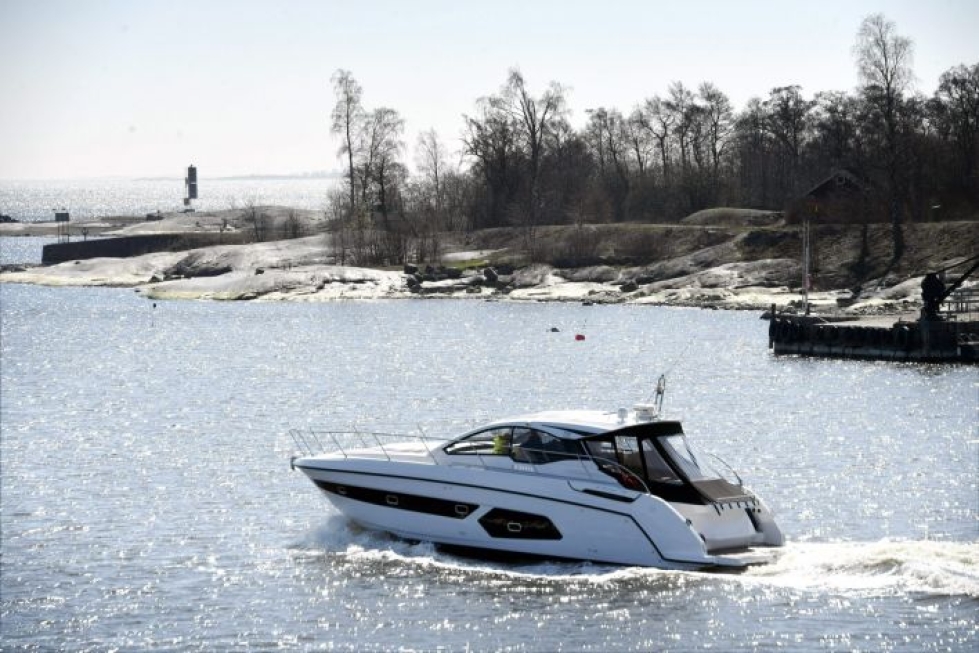 Huviveneen päällikön tehtävänä on vastata veneen turvallisuudesta. Lehtikuva / Markku Ulander