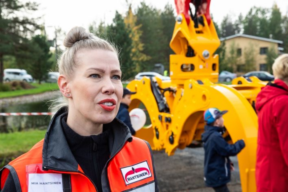 Kuvassa Mia Mantsinen yrityksensä avoimien ovien päivässä Ylämyllyllä syyskuussa.
