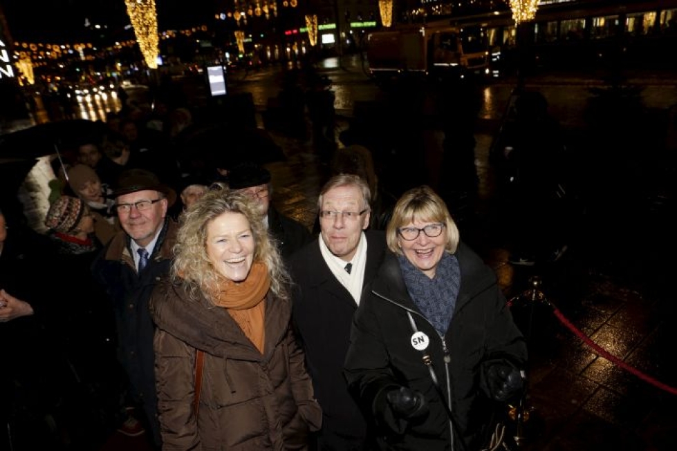 Helsinkiläinen Matti Viljanen, helsinkiläinen Iiris Björnberg sekä lahtelaiset Ilkka ja Terttu Pohjolainen olivat Sauli Niinistön vaalivalvojaisiin johtavan jonon kärjessä. He olivat paikalla hyvissä ajoin, jotta varmasti pääsisivät sisään.