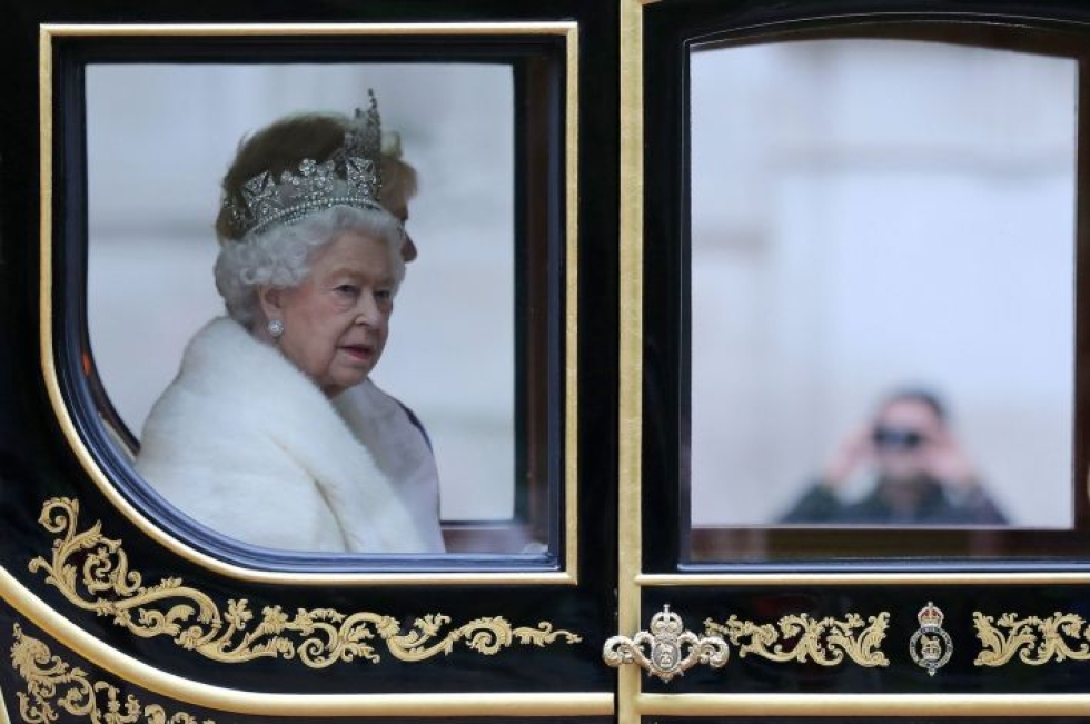 Kuningatar Elisabetin pitämä puhe oli Britannian hallituksen laatima, ja siinä kerrottiin, millaisia asioita hallitus aikoo ajaa. LEHTIKUVA/AFP