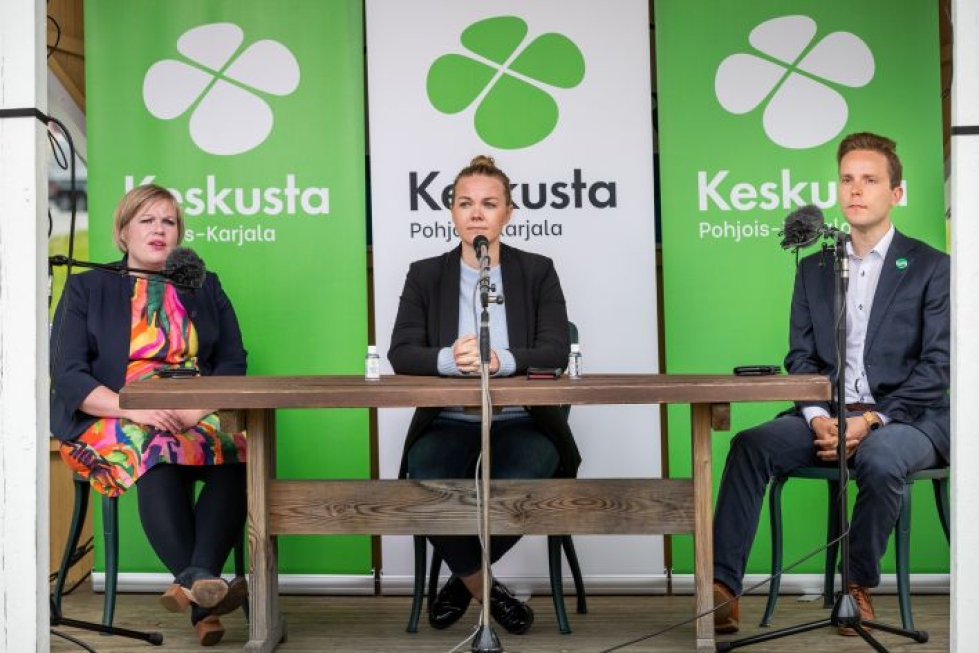 Annika Saarikko, Katri Kulmuni ja Petri Honkonen kohtasivat puheenjohtajatentissä Joensuussa.