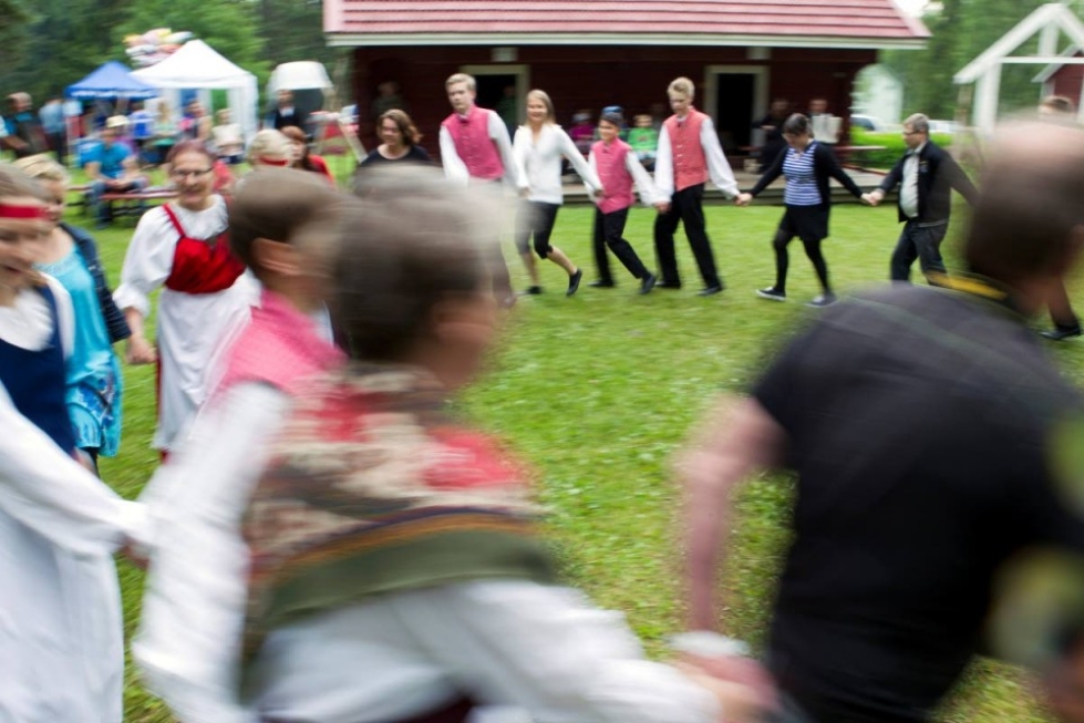 Arttu Wiskarin lisäksi Kihaus Folk -festivaalilla yleisöä ilostutti muun muassa Kansantanssiryhmä Kipakat.