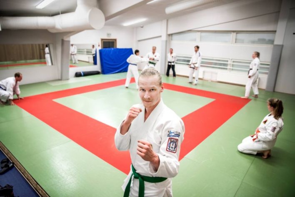 Pekka Pöllänen harjoitteli torstai-iltana Joensuun urheilutalon tatamilla. Hän toivoo, ettei jujutsusta tule koskaan olympialajia.