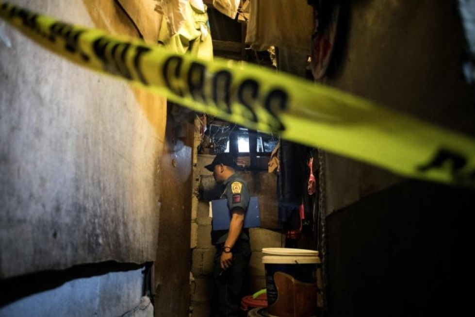 Hallinnon virallisten lukujen mukaan poliisi on tappanut Filippiineillä hieman yli 5 300 ihmistä. Tilannetta tarkkailevien järjestöjen mukaan todellinen lukumäärä olisi jopa nelinkertainen.  LEHTIKUVA / AFP