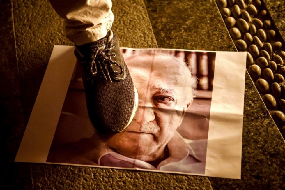 Gülenisteilla tarkoitetaan muslimisaarnaaja Fethullah Gülenin (kuvan julisteessa) seuraajia.  LEHTIKUVA/AFP
