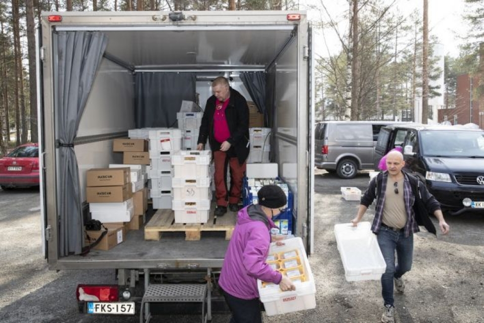 Korona-aika on lisännyt ruoka-avun tarvetta. Ruoka-aputyötä Vantaalla tekevät Jarno Eskelinen (autossa) ja Elias Isorinne (oik.) ajoivat Pohjois-Karjalaan mukanaan 800 kiloa lahjoituselintarvikkeita.