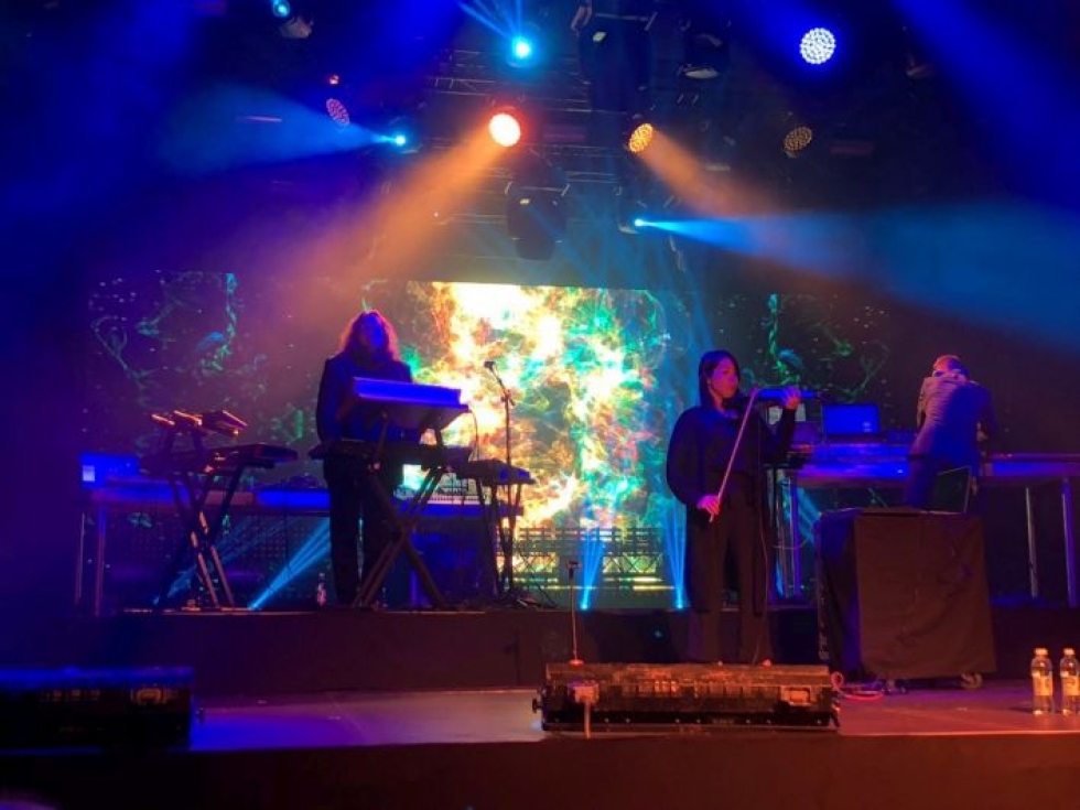 Tangerine Dream ensimmäisellä Suomen-keikallaan Helsingin Flow-festivaalilla elokuussa 2018. Vasemmalta Thorsten Quaeschning, Hoshiko Yamane ja Ulrich Strauss.